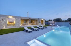 Piscine extérieure, chaises longues