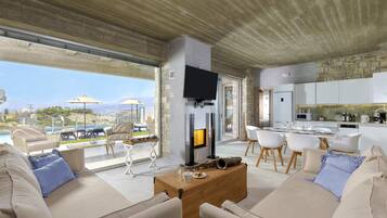 Luxe villa, 2 slaapkamers | Woonkamer | Een flatscreentelevisie, een open haard en een dvd-speler