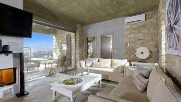 Luxe villa, 2 slaapkamers | Woonruimte | Een ledtelevisie