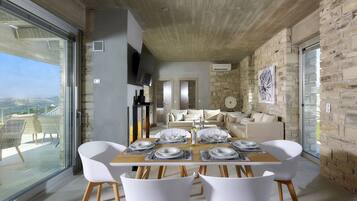 Luxe villa, 2 slaapkamers | Woonruimte | Een ledtelevisie