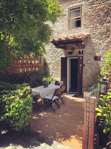 Maison de vacances toscane typique entourée de verdure