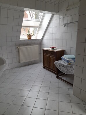Dusche, Haartrockner, Handtücher