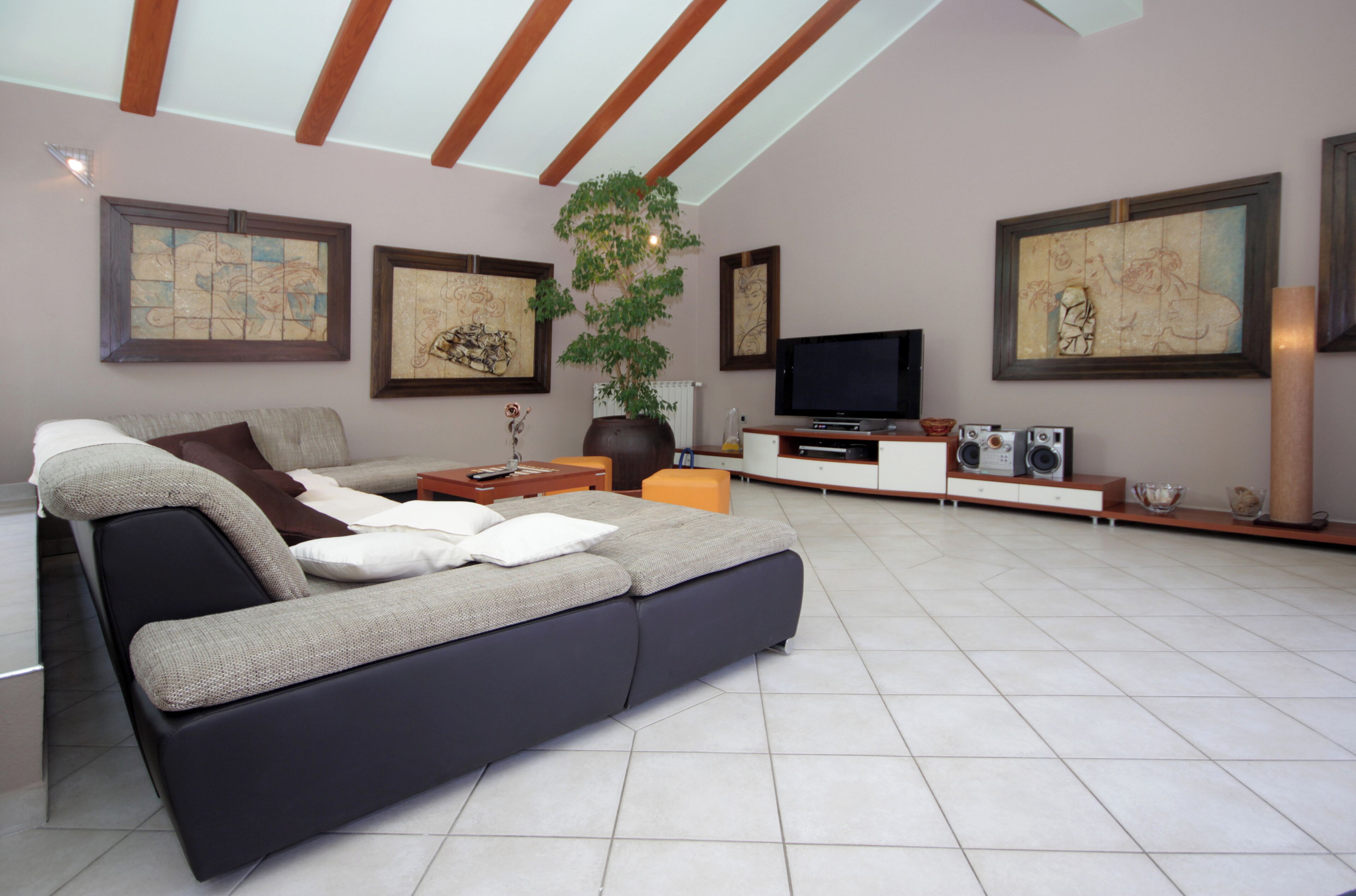 Fernseher, DVD-Player, Tischfußball, Stereoanlage