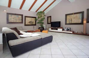 TV, DVD player, table football, stereo