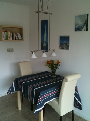 Dining - 🚨 Right on the sandy beach, sunny balcony, quiet location, WiFi 🚨 (Büsum)