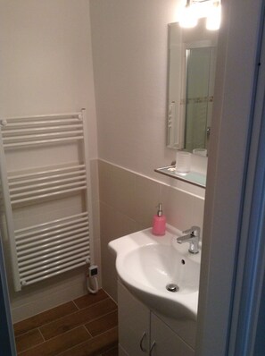 Shower, hair dryer, soap, toilet paper - 🚨 Right on the sandy beach, sunny balcony, quiet location, WiFi 🚨 (Büsum)