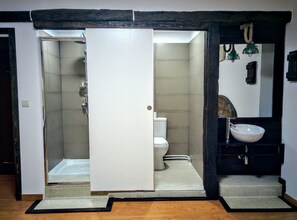 Deep-soaking bathtub, free toiletries, towels