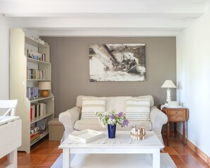 Télévision, table de tennis de table, livres