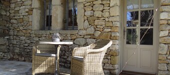 Pretty stone mazet for 2 people surrounded by a 2 hectare park