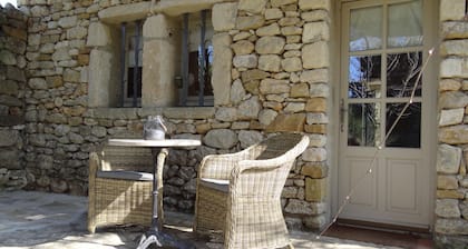 Pretty stone mazet for 2 people surrounded by a 2 hectare park