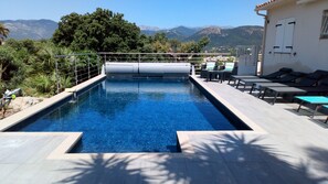 Een buitenzwembad en een verwarmd zwembad