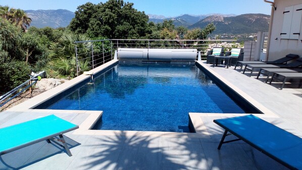 Een buitenzwembad en een verwarmd zwembad