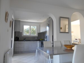 ثلاجة، ميكروويف، فرن، موقد طهي مسطح