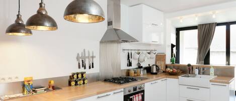 Fridge, oven, stovetop, dishwasher