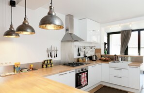 Fridge, oven, stovetop, dishwasher