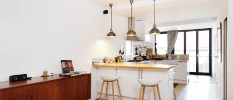 Fridge, oven, stovetop, dishwasher