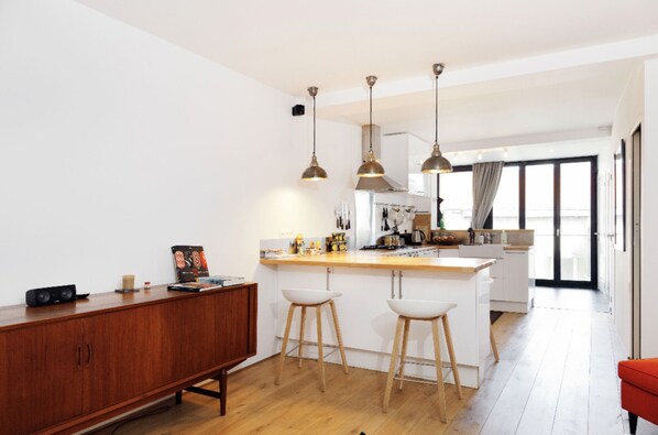 Fridge, oven, stovetop, dishwasher