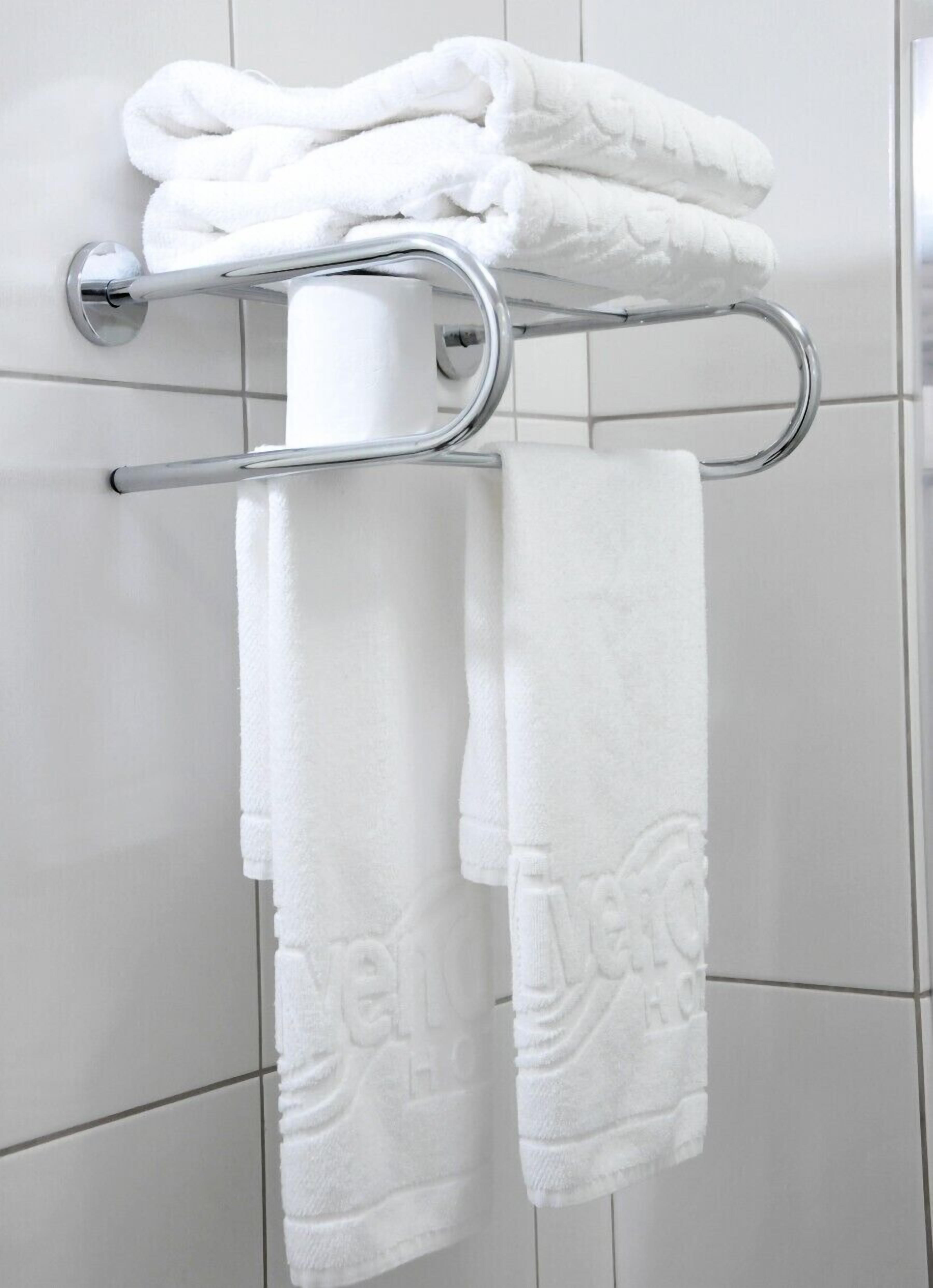 standard room, 3 single beds, non smoking | bathroom | shower, free toiletries