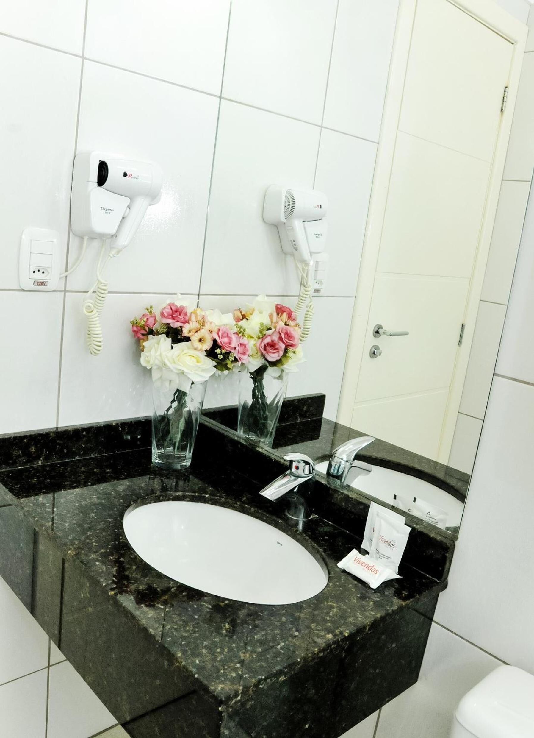 shower, free toiletries