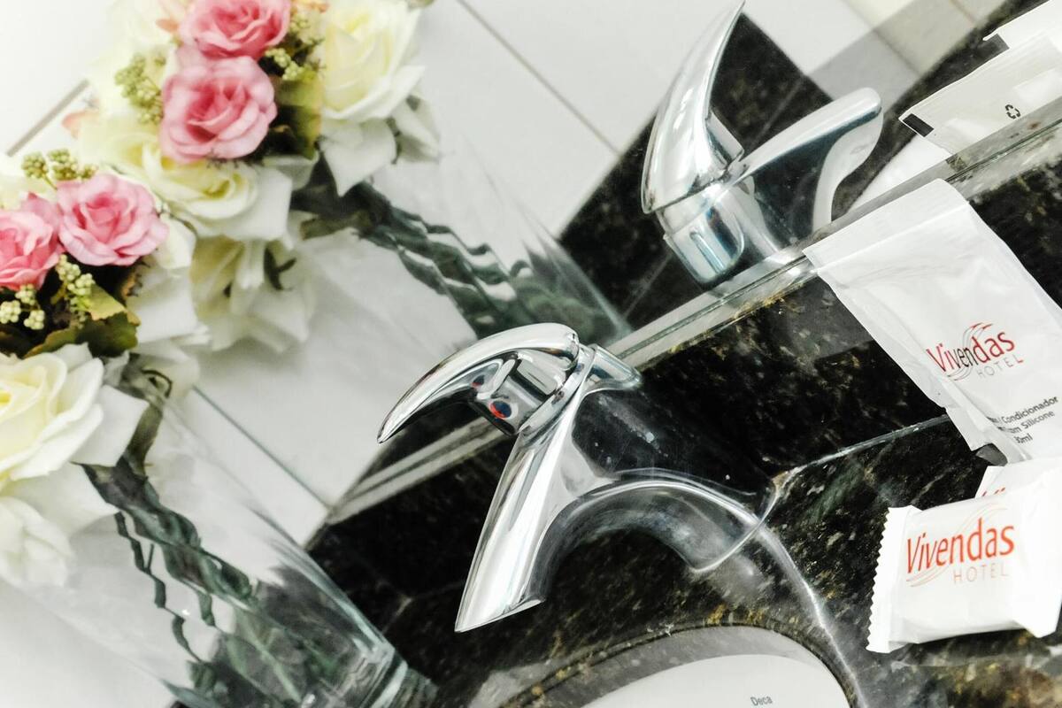 shower, free toiletries