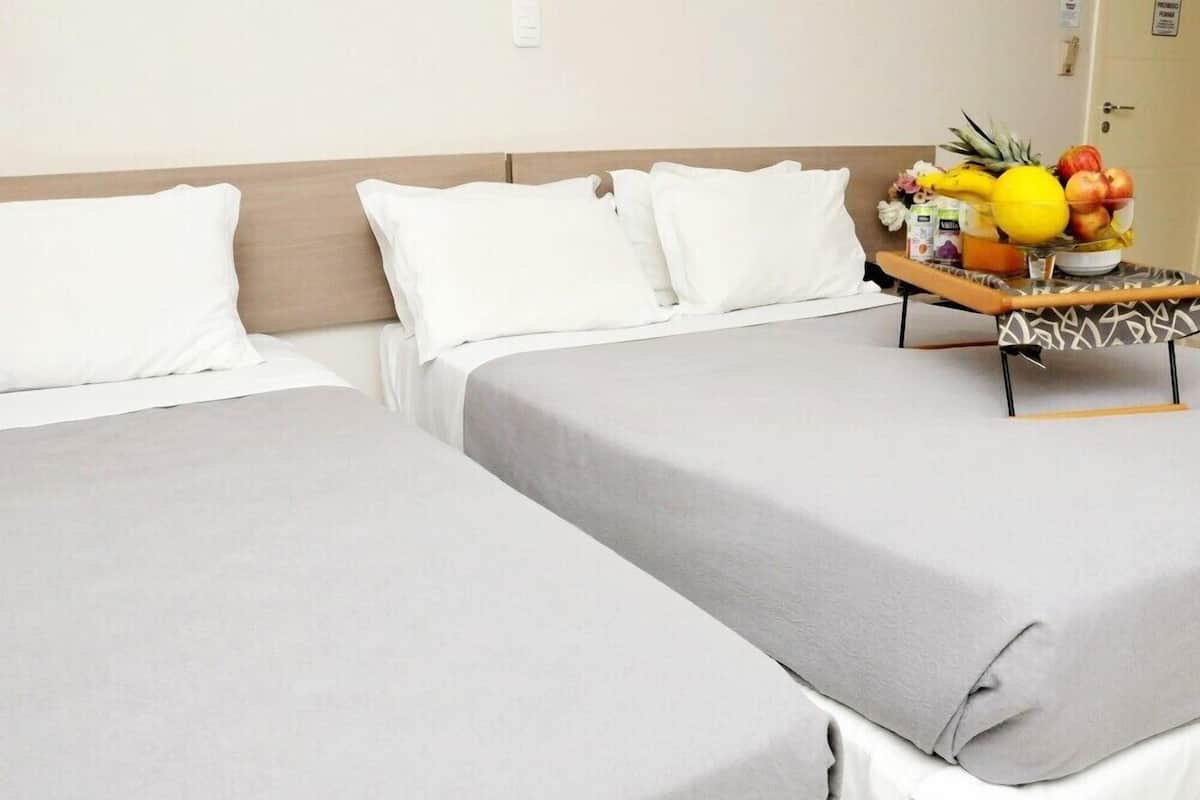 Chambre Deluxe, plusieurs lits, non-fumeurs | Minibar, bureau, Wi-Fi gratuit