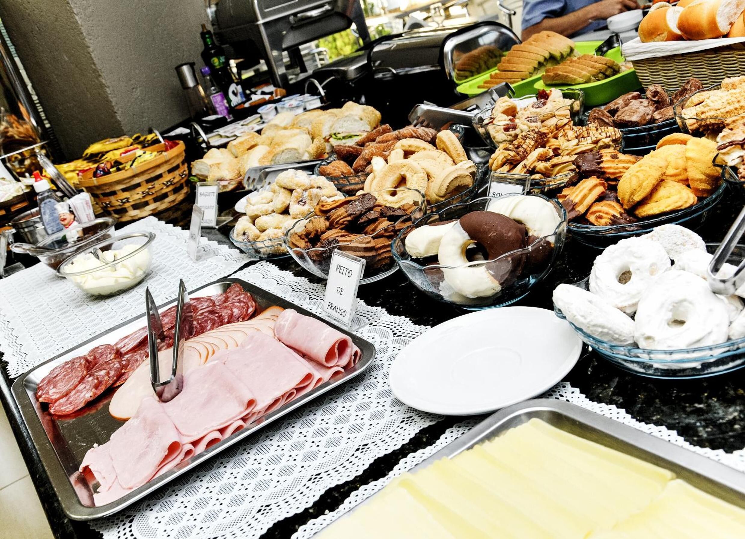 Café da manhã com buffet grátis todos os dias