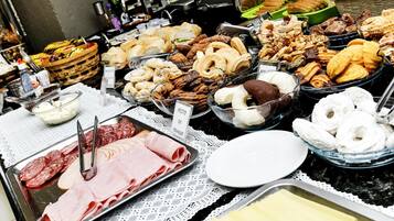 Café da manhã com buffet grátis todos os dias