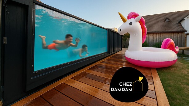 Una piscina con pared de vidrio, terraza de madera y un flotador con forma de unicornio.