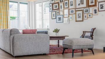 Una televisión, un futbolín, una mesa de tenis de mesa