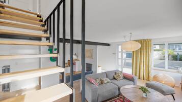 电视、桌上足球、乒乓球