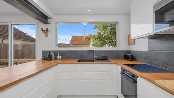 Geladeira, micro-ondas, fogão, cooktop