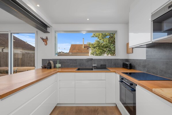 Fridge, microwave, oven, stovetop - Villa du Thar (Saint-Pair-sur-Mer)