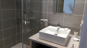 Bruser, hårtørrer, Sæbe, Toiletpapir