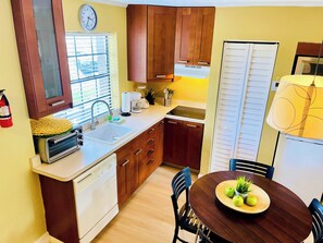 Fridge, microwave, stovetop, dishwasher - Lakefront Villa at a Prime Location (Orlando)