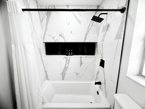 Shower, hair dryer, towels, shampoo - Lakefront Villa at a Prime Location (Orlando)