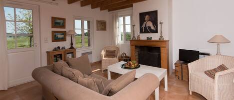 TV, DVD player, books, stereo