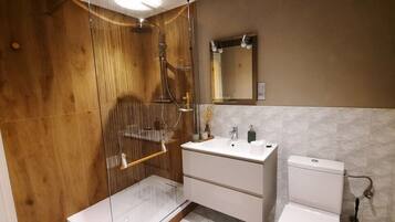 Een douche, een haardroger, pantoffels, handdoeken