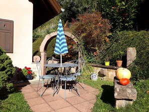 Outdoor dining - "Au Val Séjour, bed and breakfast in Alsace. Label "Clé vacances" 3 keys. (Saint-Martin)