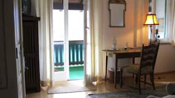 Single Room, 1 Twin Bed, Non Smoking | Living area | Flat-screen TV