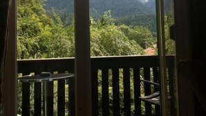 A balcony with a view of a mountainous landscape. - Hotel & Restaurant Tonihof (Eschenlohe)