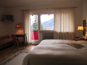 Individually decorated, individually furnished, desk, cots/infant beds - Hotel & Restaurant Tonihof (Eschenlohe)