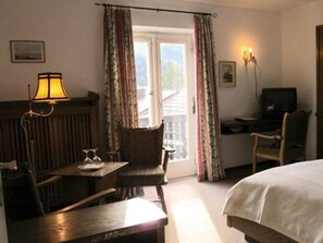 Individueel gedecoreerd, individueel gemeubileerd, een bureau