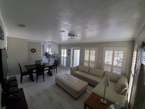 Smart TV, lettore DVD, libri, impianto stereo