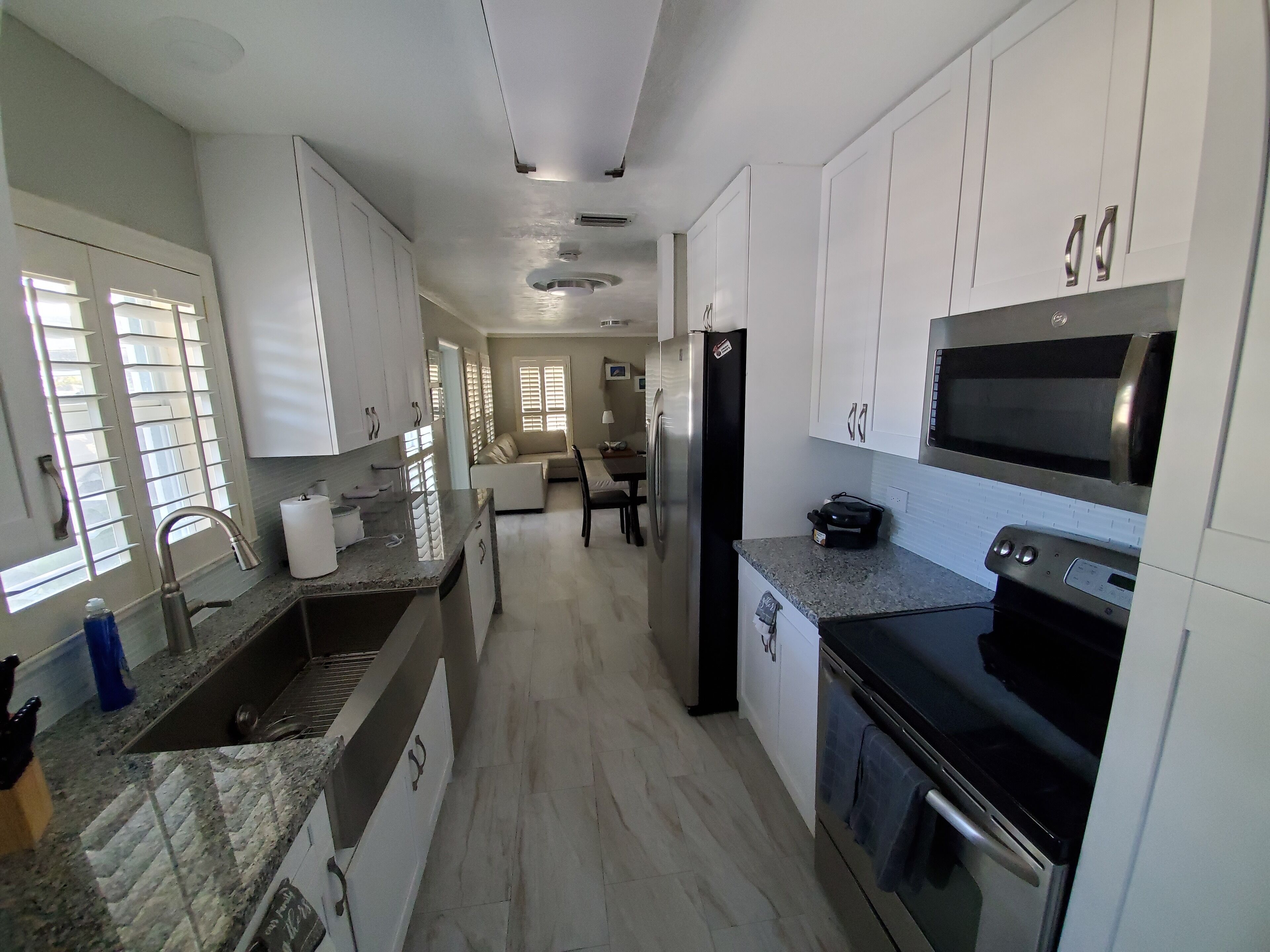 ثلاجة، ميكروويف، فرن، موقد طهي مسطح