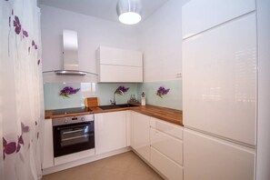 Kühlschrank, Mikrowelle, Ofen, Geschirrspüler