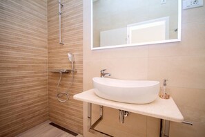 Dusche, Haartrockner, Handtücher, Seife