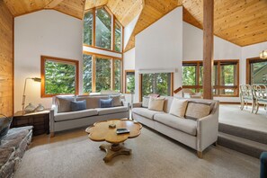 Smart-TV, Kamin, DVD-Player, Bücher