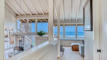 Smart TV, fireplace, DVD player, table tennis