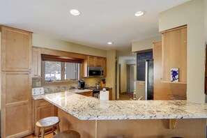 冷蔵庫、電子レンジ、オーブン、コンロ