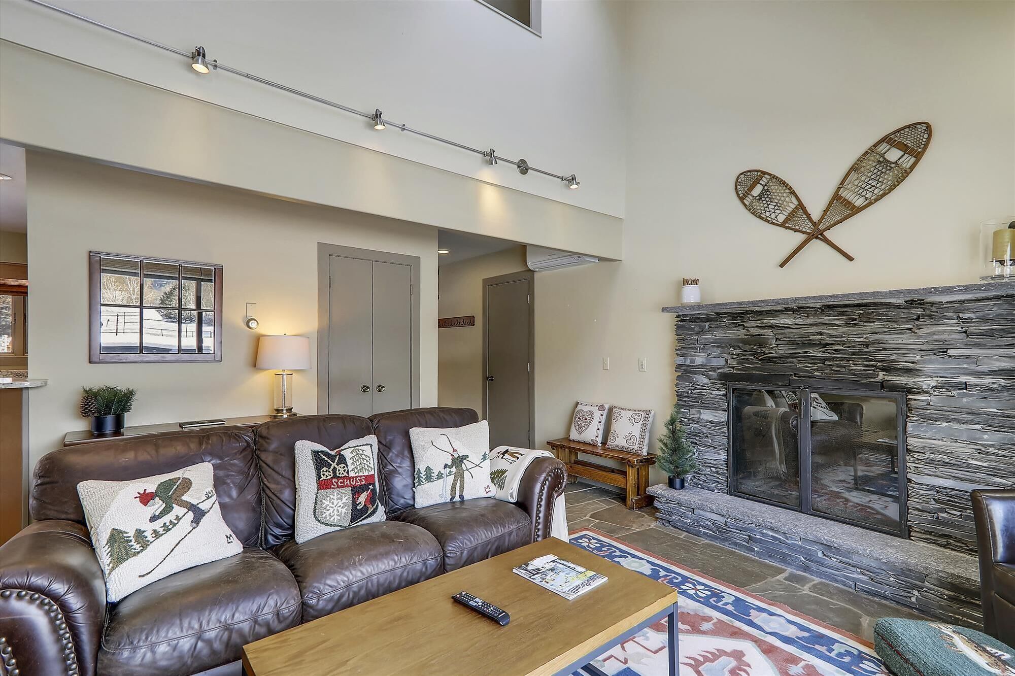 Stowe Base Camp 21 At Stonybrook: 3 Br, Fireplace, A/c, Decks, Summer Pool & Community Amenities! - Waterbury Village Historic District, VT